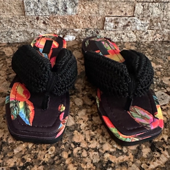 Farm Rio cashew crochet puffy flip flops sandals - Picture 4 of 8